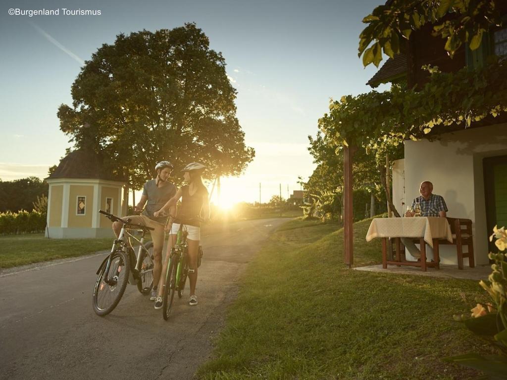 Classy Holiday Home In Lutzmannsburg With Garden Zsira Dış mekan fotoğraf